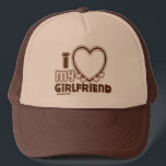 I Liebe My Girlfriend Custom Trucker Hat Truckerkappe<br><div class="desc">niedlicher und blubbly Schriftart,  der "I Liebe My GIRLFRIEND" mit einem großen Herz sagt,  mit dem Sie Ihr Bild in die Farbe braun und hellrosa einfügen können</div>