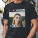 I Liebe My Girlfriend Sporty Minimalistisch Niedli T-Shirt<br><div class="desc">Großes Geschenk für deinen Freund! Custom Foto T - Shirt Sprichwort I LIEBE MY GIRLFRIEND in sportlich minimalistische Typografie und ein rotes Herz mit Ihrem quadratischen Bild unten. Einfache und einfache Anpassung!</div>