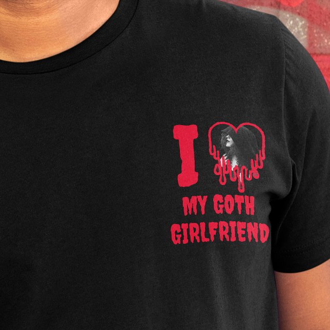 I Liebe My Goth Girlfriend Tropfen Red Heart Foto T-Shirt (I love my goth girlfriend slogan, with photo template in a heart, written in red dripping text)
