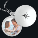 I Liebe Sie mehr - romantischer Paar-FotoLocket Medaillon<br><div class="desc">Schöner Sterlingsilber Locket für Ihr geliebtes,  das Sie mit Ihrem LieblingsFoto personifizieren können. Die romantische Benennung liest "mich Liebe Sie mehr" und erscheint über Ihrem Foto als schwarzer Text,  der in der modernen Skripttypographie überlagert wird. Grasen Sie bitte unseren Speicher für ähnliche Produkte und Alternativentwürfe.</div>