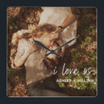 I Liebe von Foto-Namen für mehrere Zitate Quadratische Wanduhr<br><div class="desc">Eine wunderschöne Art, Ihre Beziehung zu feiern, dieses Foto Acryl Print-Wanduhr zeigt "i Liebe uns" in weiß handgeschriebenen Skript-Overlay unten rechts, gefolgt von Ihren Namen. Ersetzen Sie das Foto durch, um die Einstellungen zu ändern, und bearbeiten Sie das Namensfeld. Akryldrucke sind eine wunderschöne Art, Ihre Bilder zu genießen! Die Farben...</div>