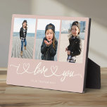 I Liebe You Modern Heart Script Foto Collage Fotoplatte<br><div class="desc">Ich Liebe dich! Großeltern,  Valentinstag,  Muttertag,  Vatertag oder Feiertage: Diese moderne Foto-Tafel ist leicht an Ihre 3 Lieblings-Fotos anzupassen. Der unten stehende Text kann personalisiert sein,  den Namen des Kindes oder Familienmitglieds zu lesen,  sowie eine weitere mögliche Grußzeile.</div>