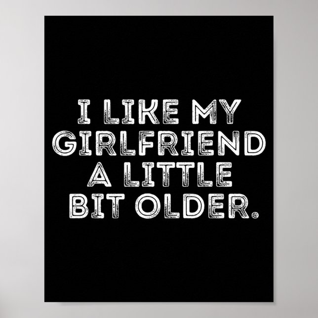 I Like My Girlfriend A Little Bit Older Funny Sayi Poster (Vorne)