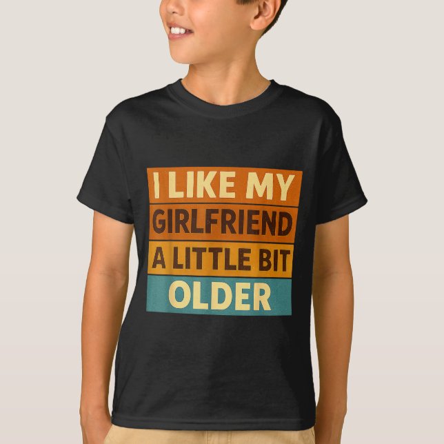 I Like My Girlfriend A Little Bit Older Funny Sayi T-Shirt (Vorderseite)