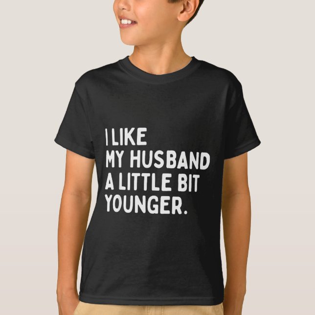 I Like My Husband A Little Bit Younger Funny Wife  T-Shirt (Vorderseite)