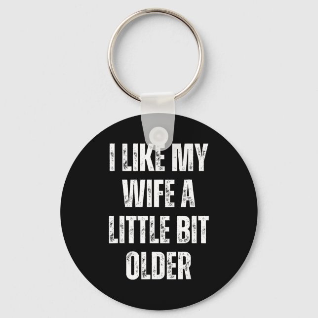 I Like My Wife A Little Bit Older Funny Husband Hu Schlüsselanhänger (Vorderseite)