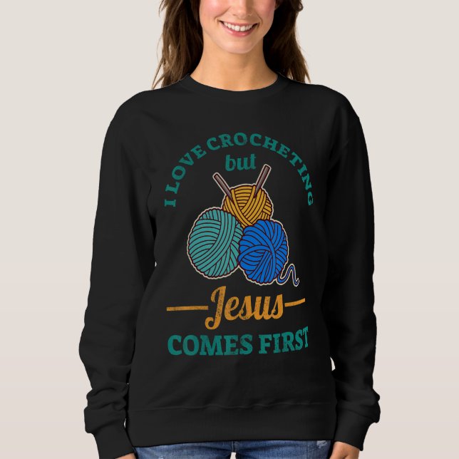 I Love Crocheting But Jesus Comes First Sweatshirt (Vorderseite)
