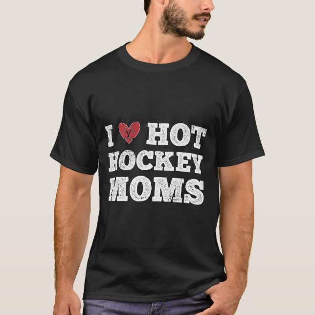 I Love Hot Hockey Moms Distressed He T-Shirt (Vorderseite)
