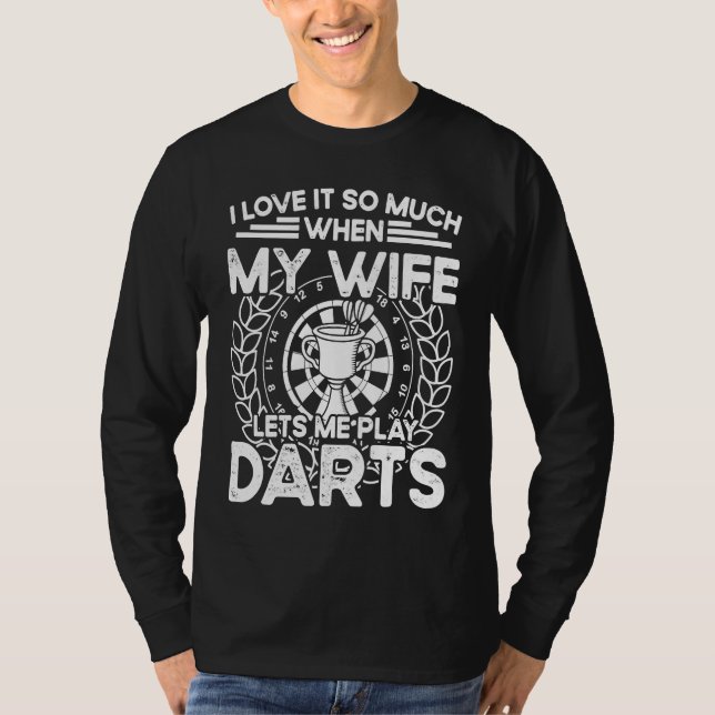 I love it so much when my wife lets me play darts T-Shirt (Vorderseite)