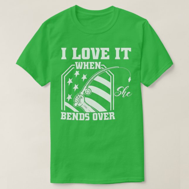 I Love It When She Bends Over Funny Fishing Fisher T-Shirt (Design vorne)