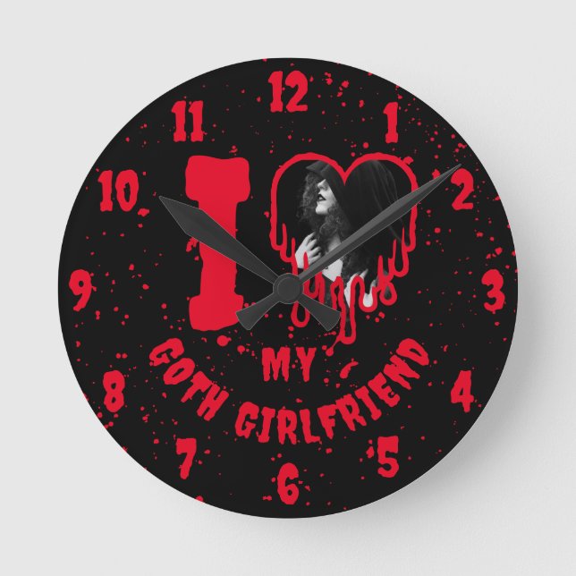 I Love My Goth Girlfriend Dripping Red Heart Photo Runde Wanduhr (Vorderseite)