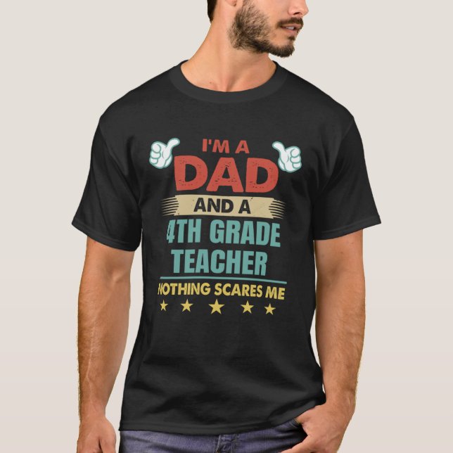 I m A Dad And A 4th Grade Teacher Nothing Scares M T-Shirt (Vorderseite)