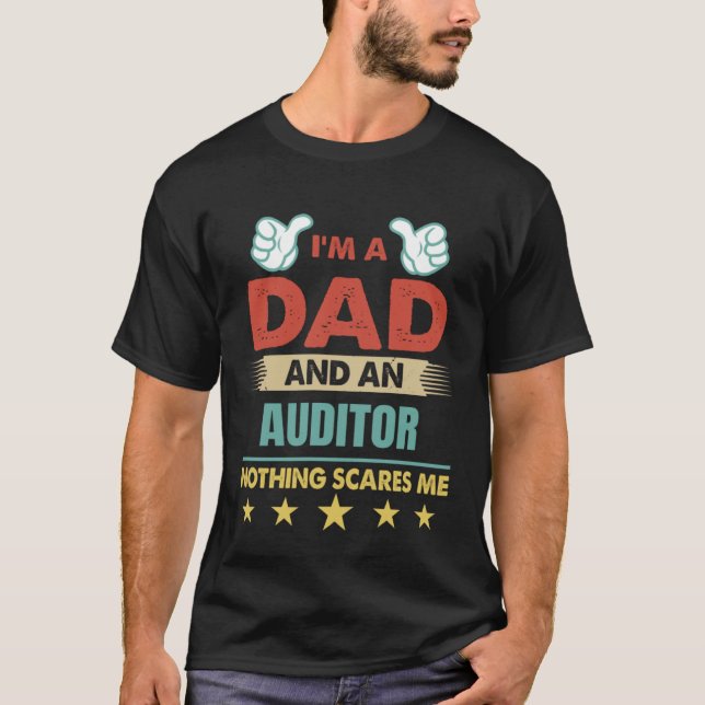 I m A Dad And An Auditor Nothing Scares Me T-Shirt (Vorderseite)