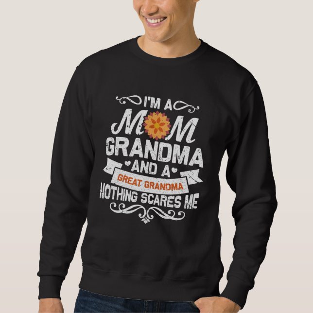 I m A Mom Grandma And Great Nothing Scares Me Sweatshirt (Vorderseite)