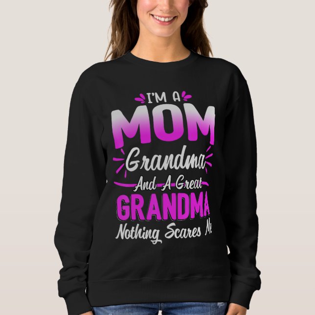 I m A Mom Grandma Nothing Scares Me  Cute Mother s Sweatshirt (Vorderseite)