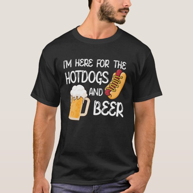 I m Here For The Hotdogs And Beer  Food  Humor T-Shirt (Vorderseite)