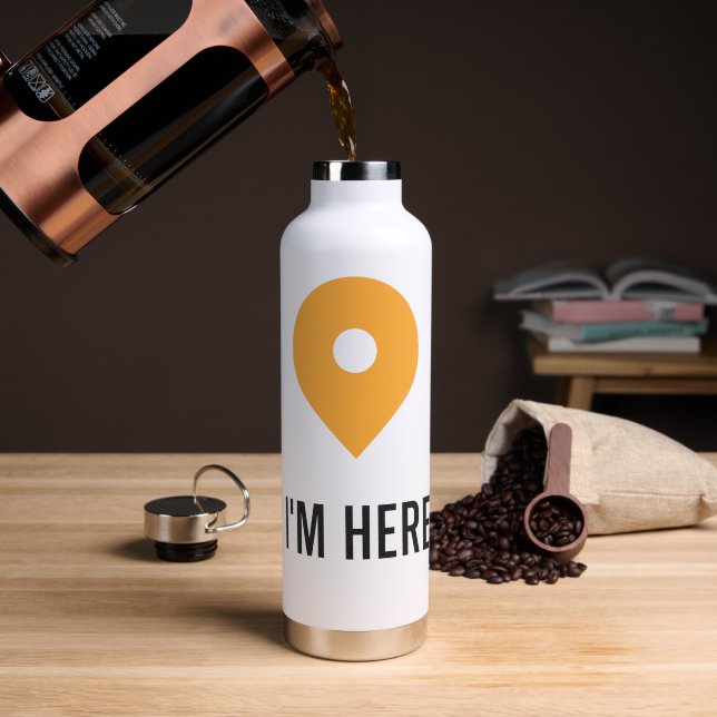  “I’m Here – Minimal Location Pin Sticker  Trinkflasche (Kaffee (gedreht))