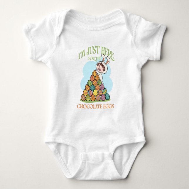 I’m Just Here for the Chocolate Eggs – Funny Easte Baby Strampler (Vorderseite)