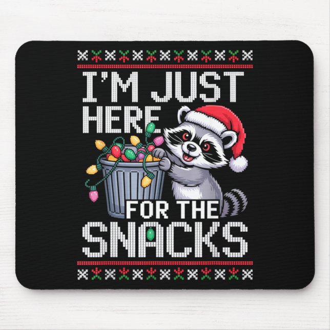 I’m Just Here For The Snacks Raccoon Christmas Ugl Mousepad (Vorne)