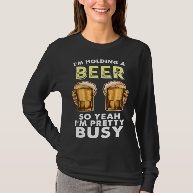 I m Pretty Busy I M Holding A Beer Sarcastic T-Shirt (Vorderseite)