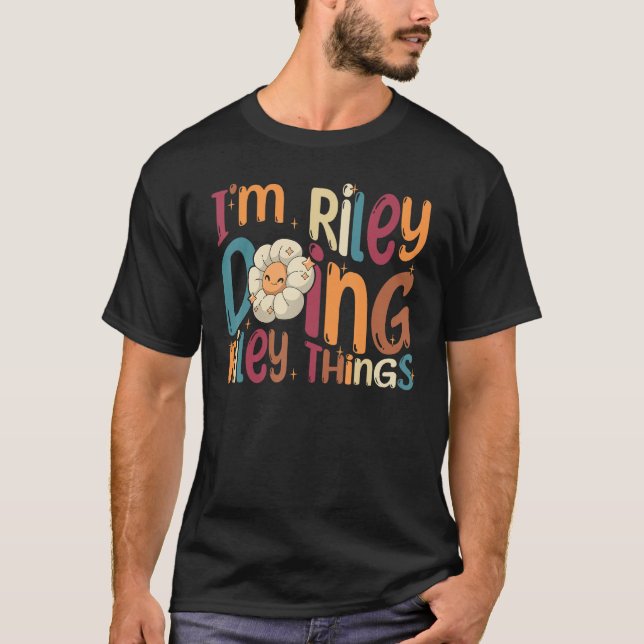 I m Riley Doing Riley Things  Groovy Retro Riley T-Shirt (Vorderseite)