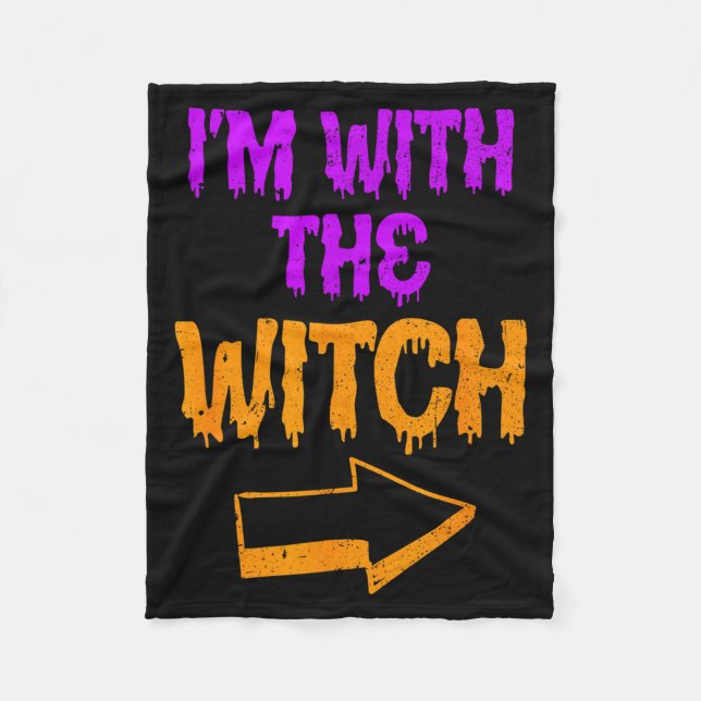 I’m With The Witch Funny Halloween Matching Couple Fleecedecke (Vorderseite)