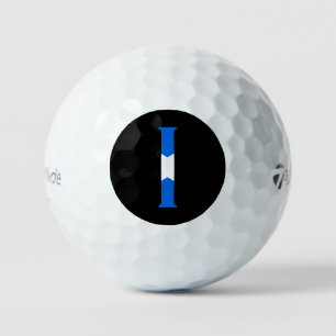 I Monogram überlagert sich auf schottischer Flagge Golfball