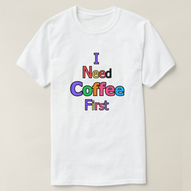 I Need Coffee First Funny Caffeine Lover Quote Des T-Shirt (Design vorne)