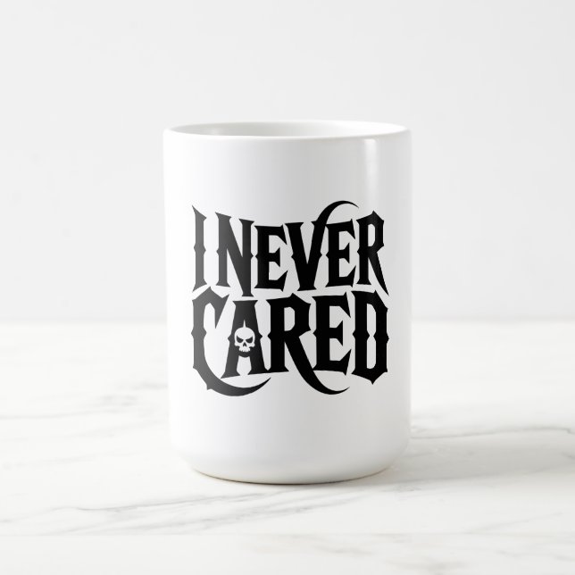 "I NEVER CARED" Gothic Skull Mug - Edgy Typography Kaffeetasse (Mittel)