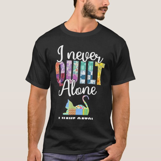 I Never Quilt Alone I Have Cats Quilter  Saying Fu T-Shirt (Vorderseite)