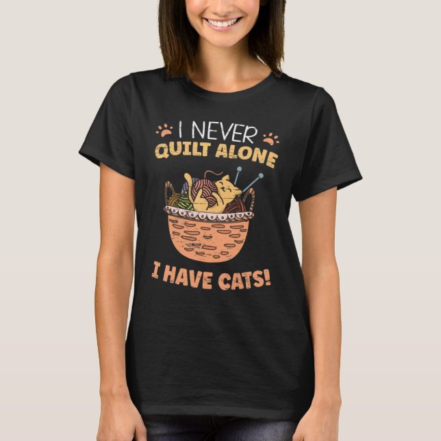 I Never Quilt Alone I Have Cats  Quilting Sewing T-Shirt (Vorderseite)