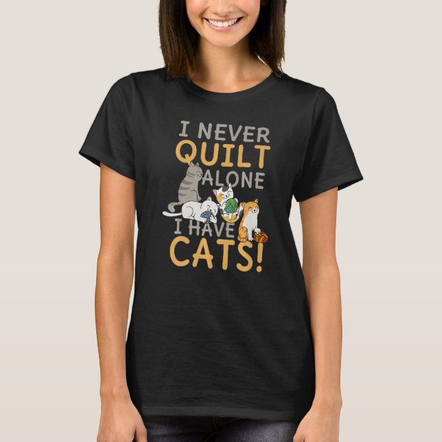 I Never Quilt Alone My Cat Helps Sewing Seamstress T-Shirt (Vorderseite)