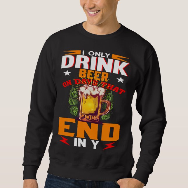 I Only Drink Beer On Days That Ends In Y Daily Bee Sweatshirt (Vorderseite)