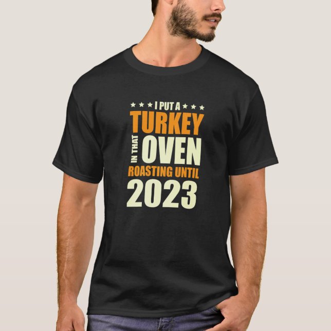 I Put A Turkey In That Oven Pregnancy Thanksgiving T-Shirt (Vorderseite)