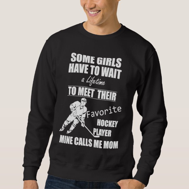I Raised My Favorite Hockey Player Mine Calls Me M Sweatshirt (Vorderseite)