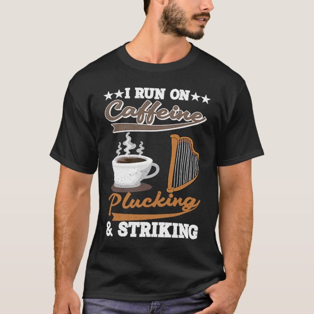 I run on Caffeine Plucking and Striking Harp T-Shirt (Vorderseite)