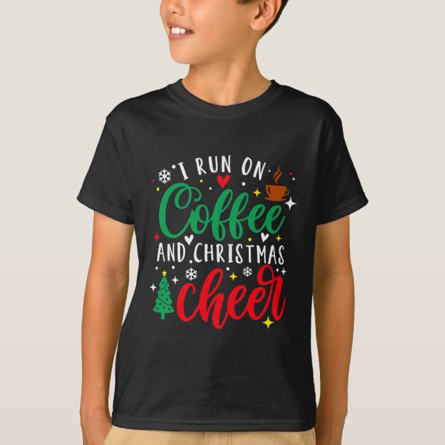 I Run On Coffee And Christmas Cheer Fun Coffee Lov T-Shirt (Vorderseite)