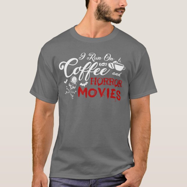 I Run On Coffee And Horror Movies friends T-Shirt (Vorderseite)