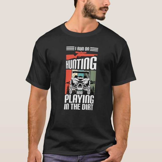 I Run On Hunting And Playing Dirt UTV SxS Side by  T-Shirt (Vorderseite)