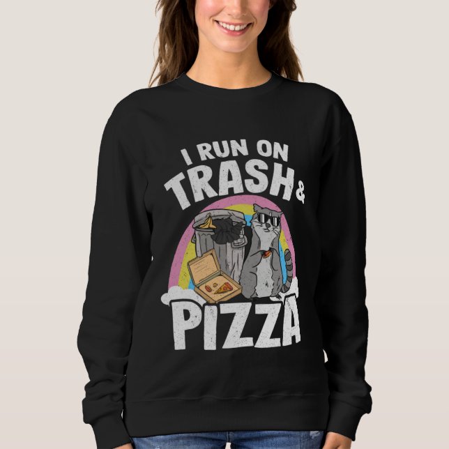 I Run On Trash And Pizza Rainbow Raccoon Sweatshirt (Vorderseite)