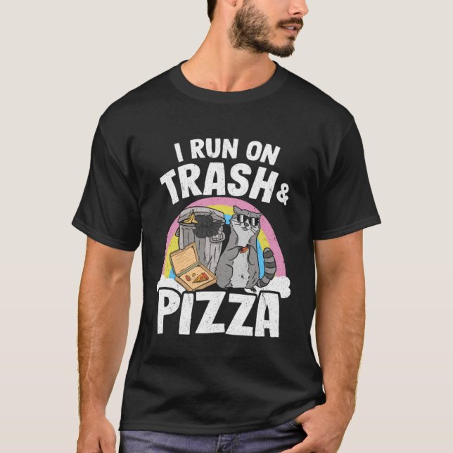 I Run On Trash And Pizza Rainbow Raccoon T-Shirt (Vorderseite)