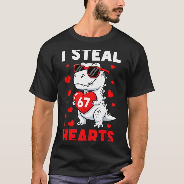 I Steal 67 Hearts Funny 67 Valentine Dinosaur Men  T-Shirt (Vorderseite)