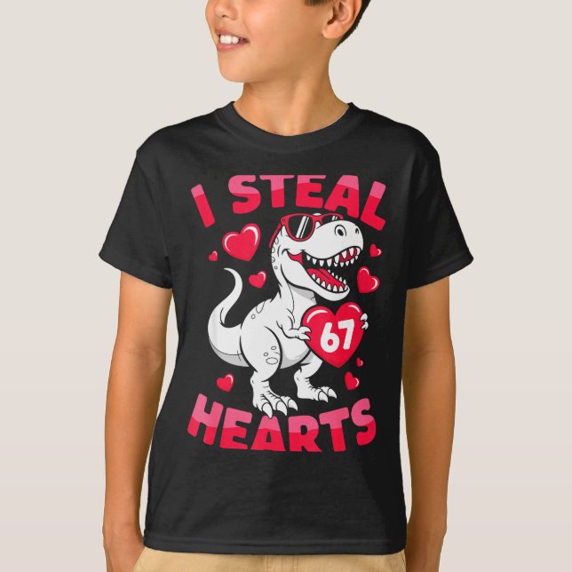 I Steal 67 Hearts Funny 67 Valentine Dinosaur Men  T-Shirt (Vorderseite)