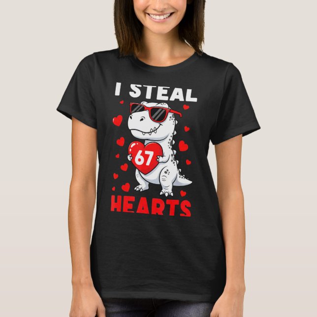 I Steal 67 Hearts Funny 67 Valentine Dinosaur Men  T-Shirt (Vorderseite)