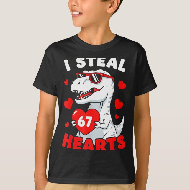 I Steal 67 Hearts Funny 67 Valentine Dinosaur Men  T-Shirt (Vorderseite)