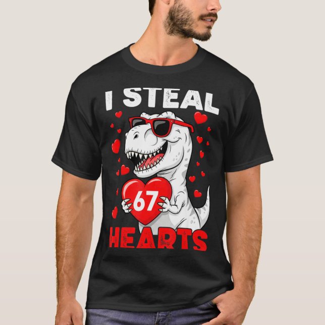 I Steal 67 Hearts Funny 67 Valentine Dinosaur Men  T-Shirt (Vorderseite)