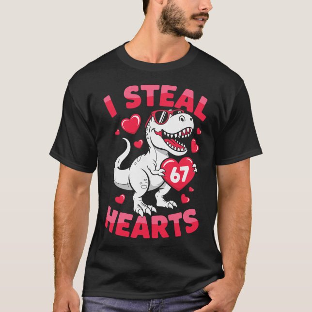 I Steal 67 Hearts Funny 67 Valentine Dinosaur Men  T-Shirt (Vorderseite)