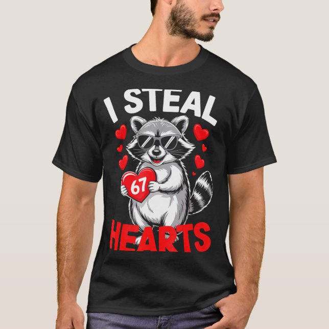 I Steal 67 Hearts Funny 67 Valentine Raccoon Men B T-Shirt (Vorderseite)