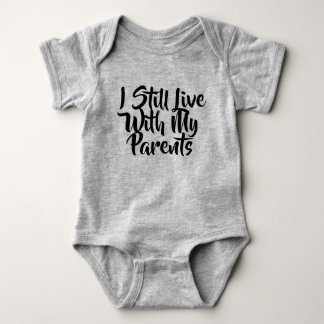 I STILL LIVE WITH MY ELTERN BABY BODYSUITE STRAMPLER