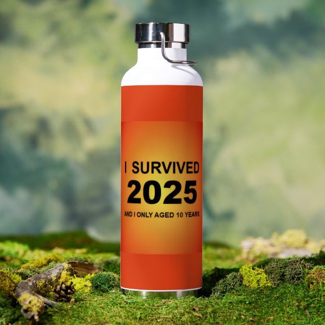 I Survived 2025  Trinkflasche (Außenbereich (gedreht))